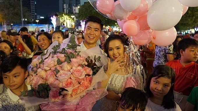 Màn cầu hôn lãng mạn của Duy Mạnh và bạn gái hot girl trên phố đi bộ vào tối 1/1/2020.