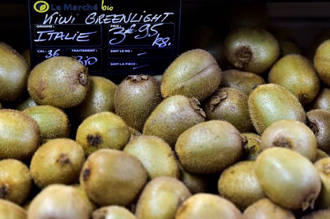 Tại Việt Nam giá bán kiwi xanh khoảng 150.000 đồng - 200.000 đồng/kg, còn giá kiwi vàng 220.000 đồng - 250.000 đồng/kg.