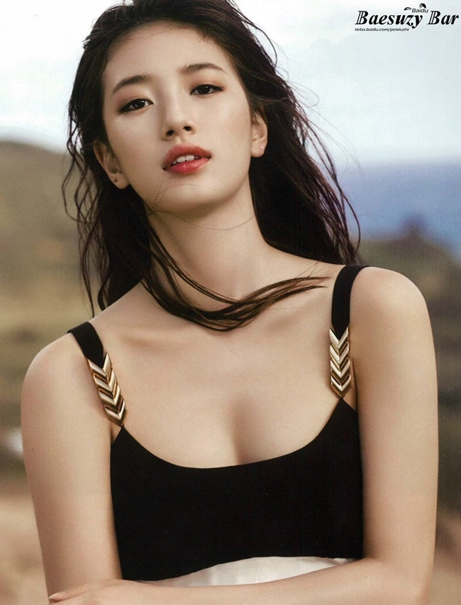 Vị trí thứ hai thuộc về mỹ nhân Hàn Quốc nổi tiếng - Bae Suzy. Cựu thành viên nhóm nhạc Miss A được mệnh danh là "tình đầu quốc dân" xứ sở kim chi nhờ vẻ đẹp ngọt ngào, dễ thương. Thậm chí, Suzy còn được coi là biểu tượng sắc đẹp của làng giải trí Hàn Quốc.