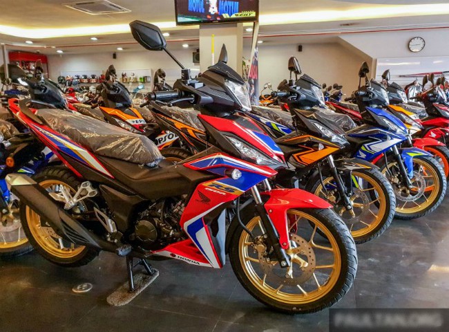 Nhà phân phối xe máy Boon Siew Honda vừa tung ra thị trường Malaysia ấn phẩm mới xe côn tay Honda RS150R V2 với bản màu tuyệt đẹp, nâng cấp từ RS150R, tương tự như Honda Supra GTR150 có mặt tại thị trường Indonesia, hay còn gọi là Honda Winner ở Việt Nam.