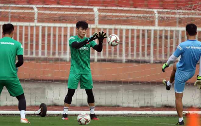 Thủ môn Bùi Tiến Dũng nhọc nhằn cạnh tranh cơ hội bắt chính với đồng đội Văn Toản ở VCK U23 châu Á 2020