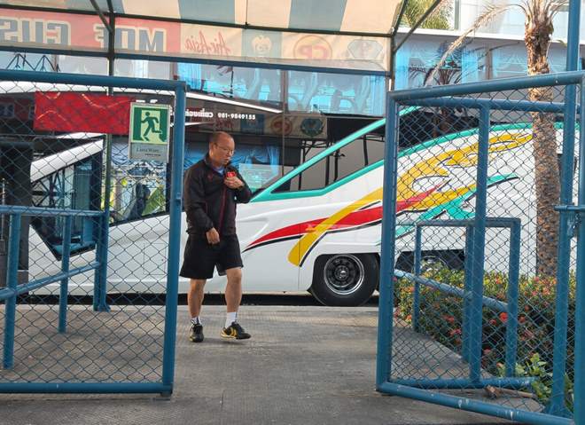 Chiều 2/1, thầy trò HLV Park Hang Seo có buổi tập đầu tiên tại Bangkok để chuẩn bị tranh tài ở vòng chung kết U23 châu Á 2020. Như thường lệ, ông thầy người Hàn Quốc chờ các học trò xuống xe hết rồi mới đi vào sân tập.