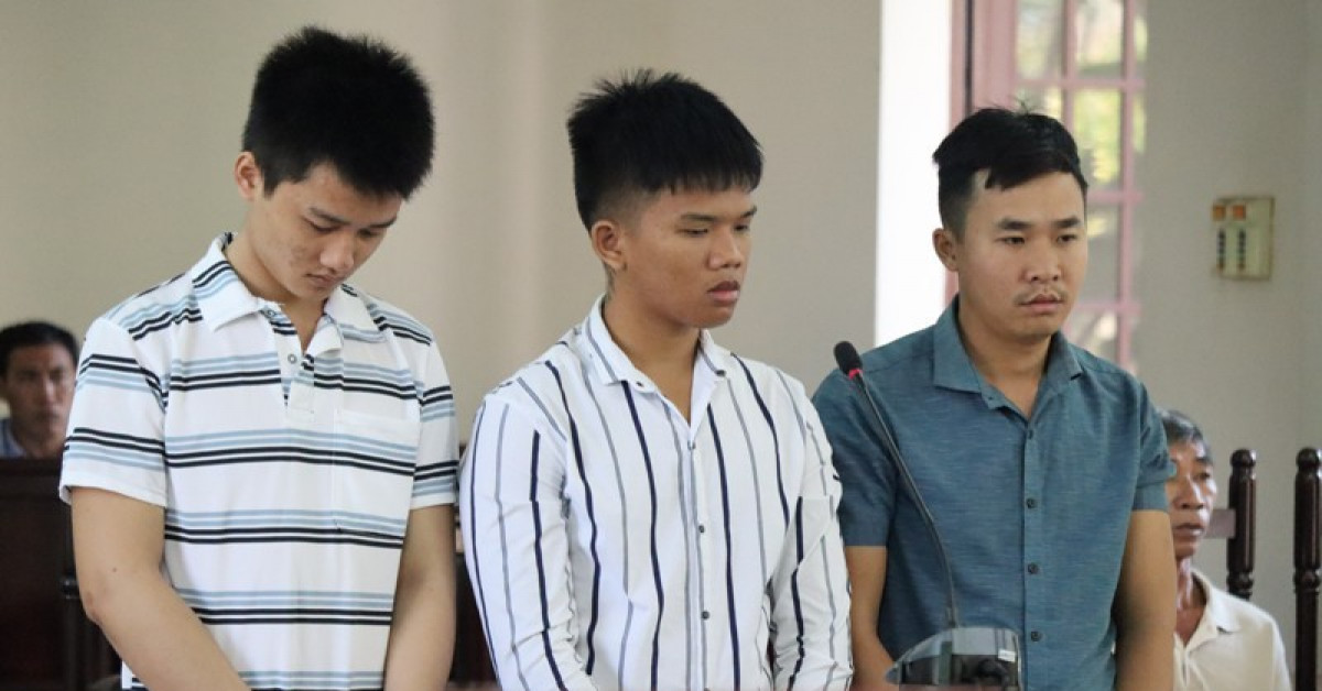 Bị cáo Hiếu, Bình, Sinh (từ phải qua) tại tòa sáng 3-1. Ảnh:- TK