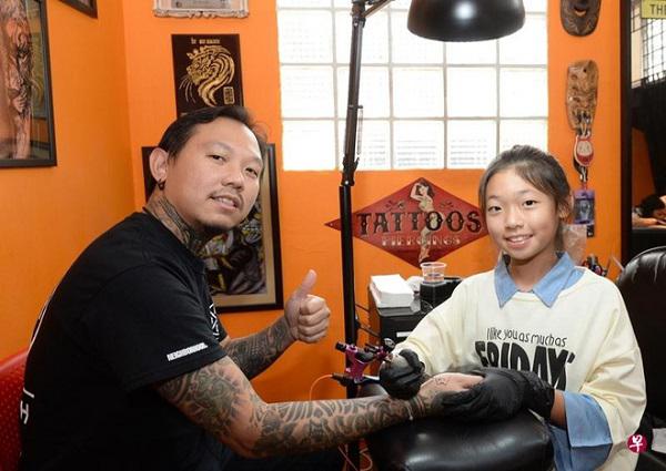 Lilith Siow, 12 tuổi là thợ xăm nhỏ tuổi nhất Singapore - Ảnh: Sin Chew Daily News