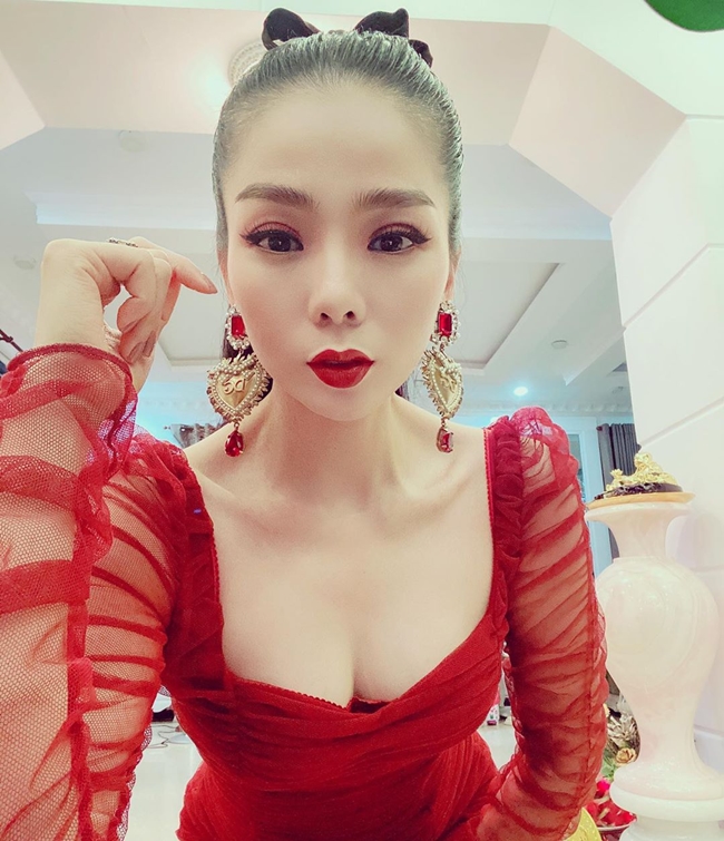 Trong liveshow kỷ niệm 20 ca hát vào giữa tháng 12 vừa qua, &#34;nữ hoàng Bolero&#34; Lệ Quyên gây sốt khi dát vàng toàn bộ đạo cụ trên sân khấu, chứng tỏ đẳng cắp và độ chịu chơi của mình. Trước đó, nữ ca sĩ từng tiết lộ sẽ chơi &#34;tất tay&#34; cho liveshow này, với chi phí ước tính khoảng 30 tỷ. Đây là số tiền cô kiếm được trong 6 năm qua.