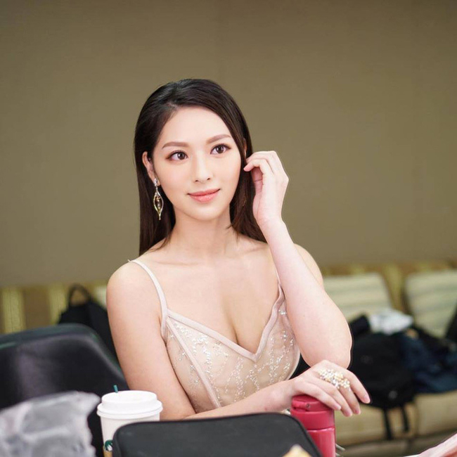 Mới đây hoa hậu Hong Kong 2016 - Phùng Doanh Doanh chia tay bạn trai lâu năm Martin sau 4 năm hẹn hò. Truyền thông Hong Kong cho biết lý do chính vì ghen tuông do cảnh nóng của Doanh Doanh đóng trong phim.