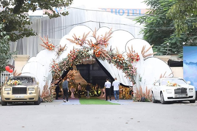 Đám cưới xa hoa ở Quảng Ninh: 2 Rolls Royce biển tứ quý hộ tống, dựng rạp 2,5 tỷ đồng - 1