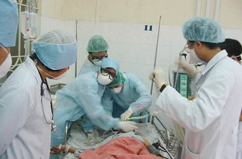 Các bác sĩ điều trị cho bệnh nhân SARS tại Viện Y học lâm sàng các bệnh nhiệt đới (nay là BV Bệnh nhiệt đới Trung ương) năm 2003. Ảnh: BV Bệnh nhiệt đới