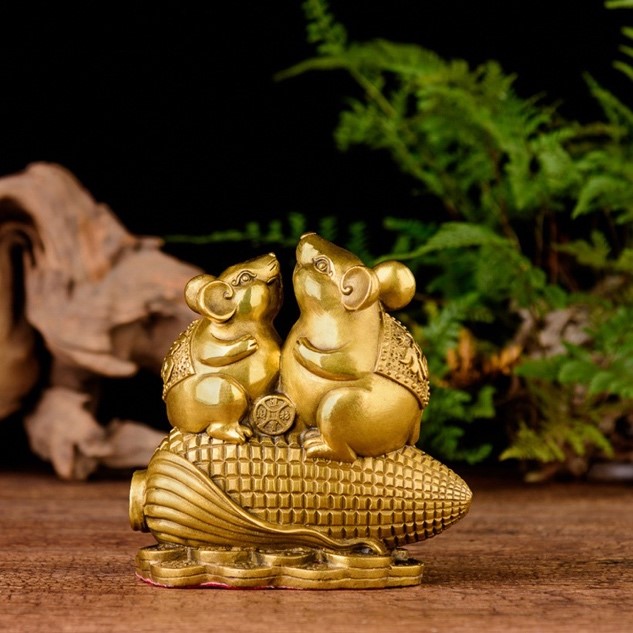 Mặt hàng tượng đôi chuột vàng với bụng no tròn ôm kim tiền ngồi trên bắp ngô vàng - &nbsp;tượng trưng cho của cải sinh sôi, thịnh vượng được nhiều người ưu thích, tìm mua