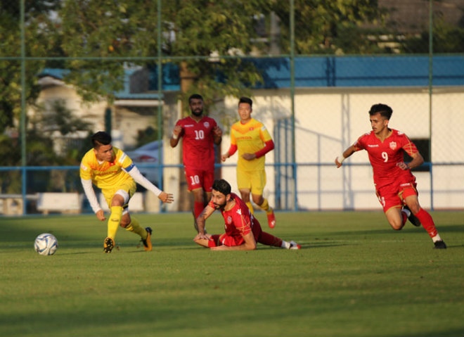 Quang Hải thoát khỏi sự vây hãm của U23 Bahrain