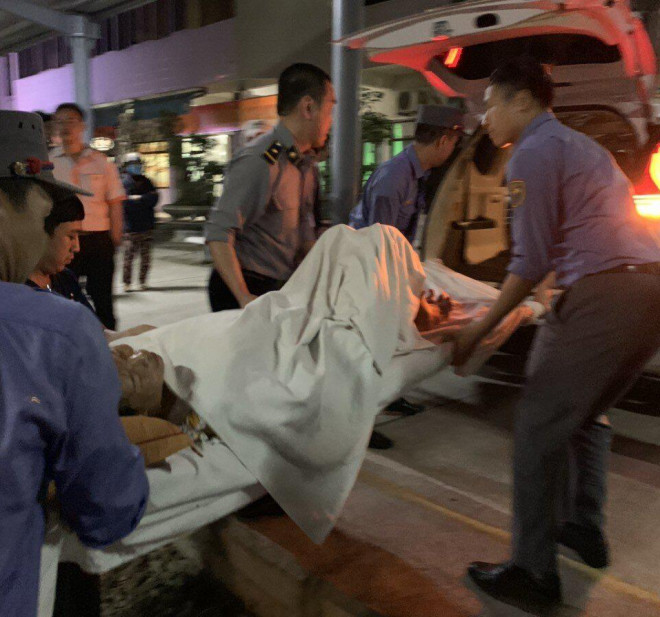 Nhân viên trên tàu SE6 phối hợp với ga Quảng Ngãi đưa hành khách vừa sinh con trên tàu đi bệnh viện để được chăm sóc y tế