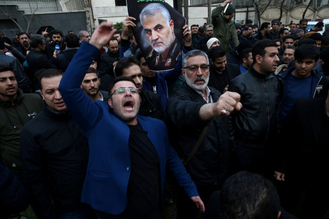 Người dân Iran biểu tình phản đối vụ không kích giết chết tướng Qassem Soleimani tại Tehran hôm 3-1. Ảnh: Reuters