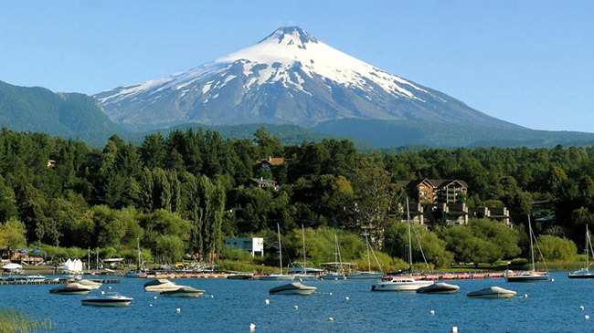Quận Hồ Chile, Chile: Phong cảnh ở đây sẽ mang đến cho du khách những bất ngờ kinh ngạc rất thanh bình và vào ngày 14 / 12 năm 2020 bạn sẽ được chiêm ngưỡng nhật thực toàn phần tại thị trấn Pucón vào lúc 1giờ chiều, giờ địa phương.
