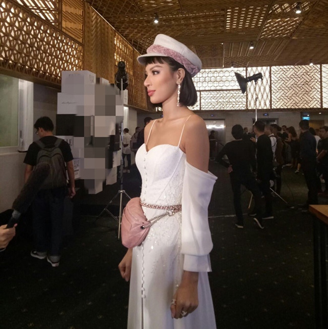 Người mẫu Khả Trang rơi vào sự cố hy hữu khi bị ban tổ chức yêu cầu rời khỏi khu vực thảm đỏ một sự kiện thời trang vào tháng 6.2018. Lý do khiến cô bị rời thảm đỏ là do quên mang thiệp mời.
