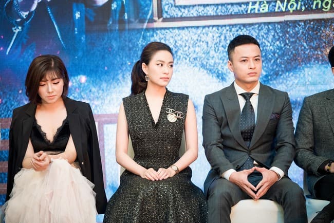 Ngoài ra, trong năm qua, Hoàng Thùy Linh cũng trở lại với diễn xuất khi tham gia bộ phim "Mê cung" vai Lam Anh. Góp mặt cùng dàn diễn viên gạo cội đất Bắc, nữ diễn viên vẫn khẳng định sự chuyên nghiệp trong diễn xuất dù nhiều năm qua không tham gia phim.