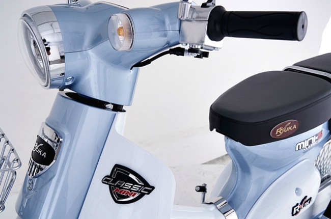 Thiết kế xe có nhiều nét rất giống với Honda Super Cub. Từ đầu xe, yếm quây cho tới bộ xi-nhan.