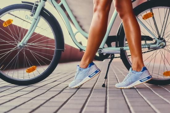 Đạp xe ngoài trời là một cách tập thể thao tốt giúp bạn giữ cho bộ não luôn tươi trẻ, đẩy lùi căn bệnh gây chết sớm - ảnh minh họa từ Internet
