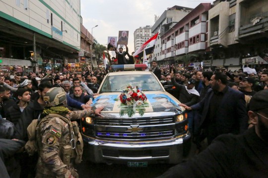 Xe chở linh cữu tướng&nbsp;Soleimani trên đường phố Baghdad (Ảnh: Metro)