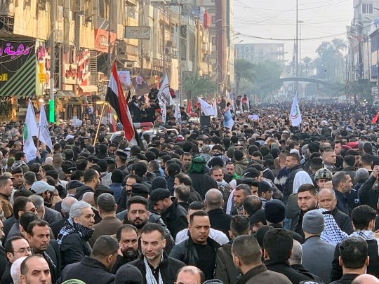 Nhiều người ủng hộ đã tới đưa tang tướng&nbsp;Qassem&nbsp;Soleimani ở thủ đô&nbsp; Baghdad (Ảnh: Metro)