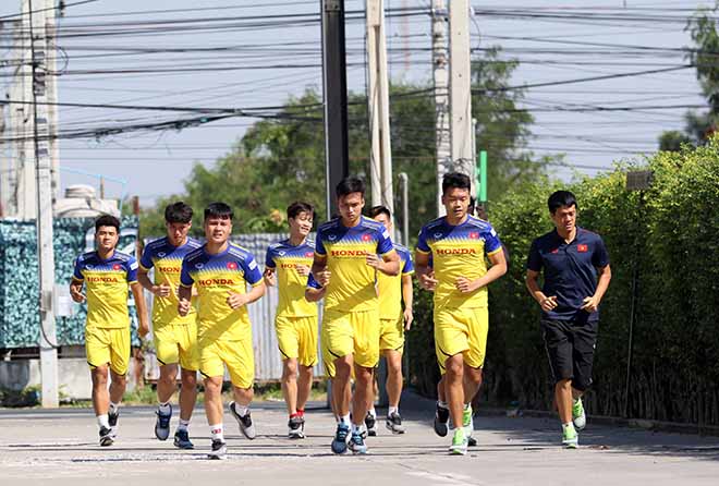 Đúng 10h30, Quang Hải cùng đồng đội xuống khu vực sân khách sạn và thực hiện bài chạy thả lỏng.