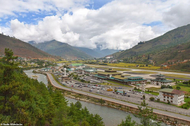 Sân bay quốc tế Paro tọa lạc trong một thung lũng dốc bên bờ một con sông, nằm ở độ cao 5500 m và bao quanh là các đỉnh núi. Ảnh: Daily Mail