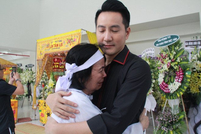 Ca sỹ Nguyễn Phi Hùng tới chia buồn cùng gia đình