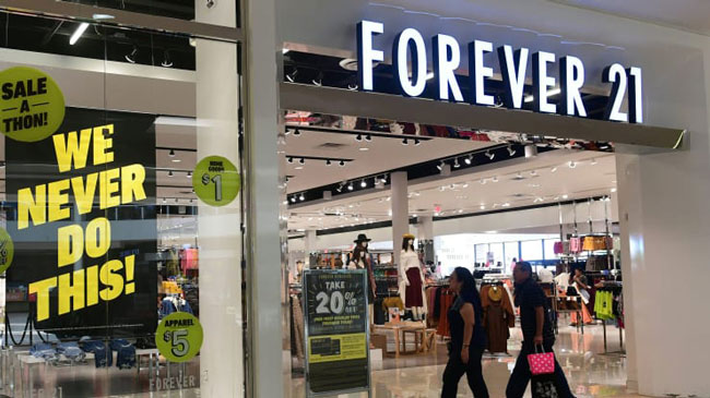 13.  Forever 21

Vụ phá sản của Forever 21 có lẽ là sự kết thúc khiến nhiều người “đau lòng” nhất. Vào thời điểm nộp đơn xin phá sản vào tháng 9, Forever 21 có hơn 800 cửa hàng trên toàn thế giới. Forever 21 phát triển khá nhanh và lan rộng ra thị trường quốc tế nhưng do chưa nắm rõ được quy trình cũng như chưa có sự tìm hiểu sâu về thị trường quốc tế nên dẫn đến phá sản. Thời điểm nộp đơn, Forever 21 đã liệt kê số tài sản và nợ trong khoảng từ 1 tỷ đến 10 tỷ USD.