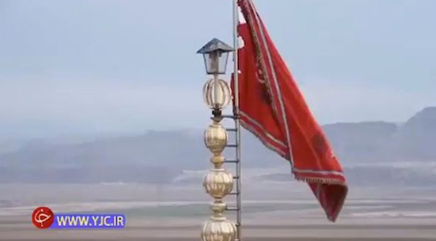 Lá cờ đỏ lần đầu được treo cao trên nóc nhà thờ Hồi giáo ở Iran.
