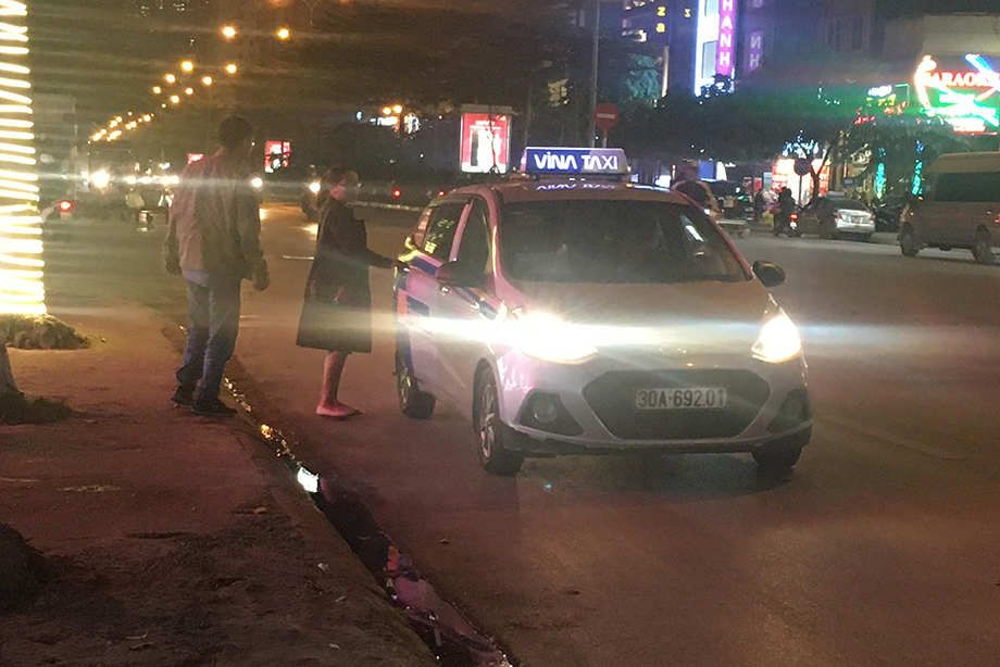 .… hay bắt taxi về nhà