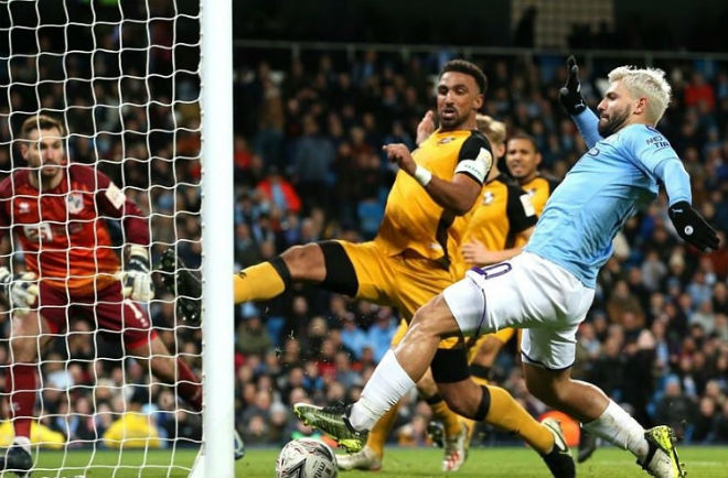 Aguero cũng vừa ghi 1 bàn trong đại thắng 4-1 của Man City trước Port Vale để đưa họ vào vòng 4 FA Cup