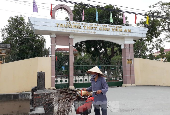 Cổng trường Chu Văn An, nơi xảy ra vụ đâm trọng thương một nam sinh học lớp 12 - Ảnh: Hoàng Long