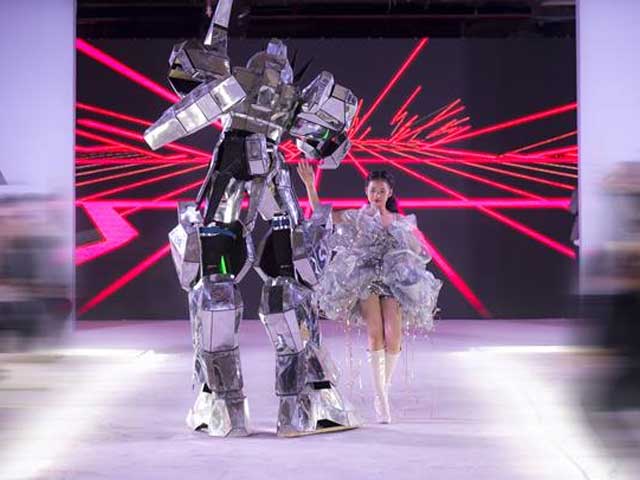 Người mẫu diện váy viễn tưởng cùng robot lên sàn diễn