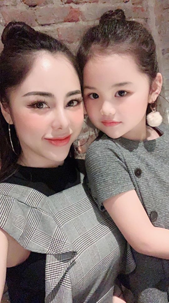 Trên trang cá nhân của mình, Lan Phương cũng rất hay khoe những chuyến đi của hai mẹ con. Con gái của nữ MC dù còn nhỏ nhưng đã có cơ hội được trải nghiệm tới nhiều nơi xa xôi như châu Âu.