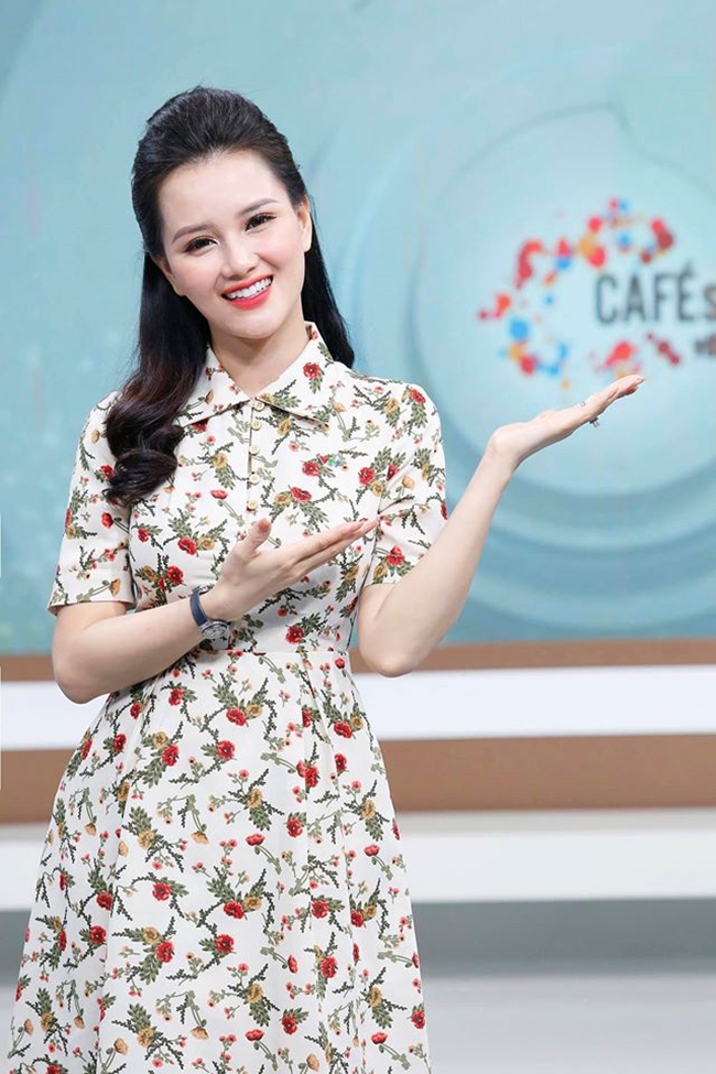 Ngoài công việc của một BTV, Huyền Châu tham gia dẫn cặp cùng với BTV Quang Minh trong chương trình “Cà phê sáng” trên kênh VTV3.