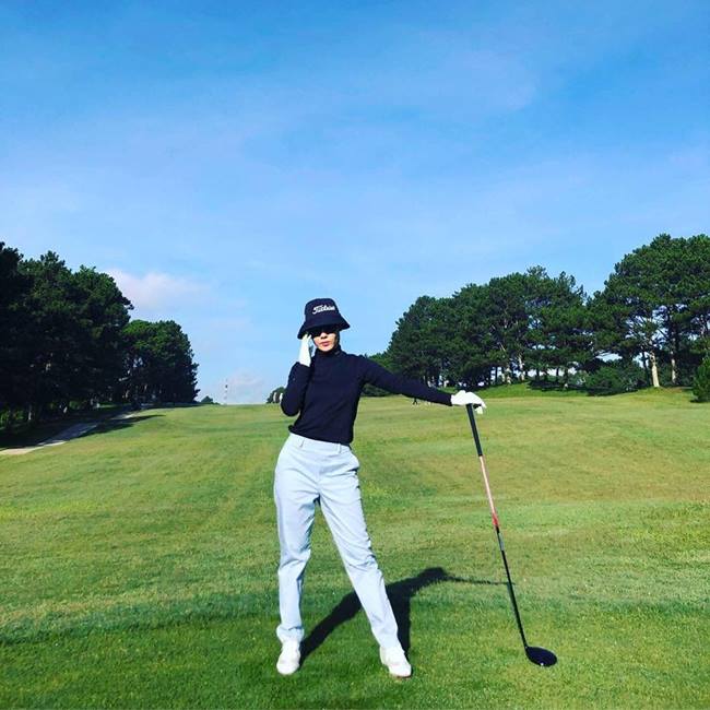 Muốn biết chơi golf mang lại body nuột nà như nào, cứ nhìn ca sĩ Phương Linh, bạn sẽ phải gật đầu thán phục. Không thể tin nổi thân hình quá săn chắc của cô ở tuổi 35 khiến bao người mê mẩn.