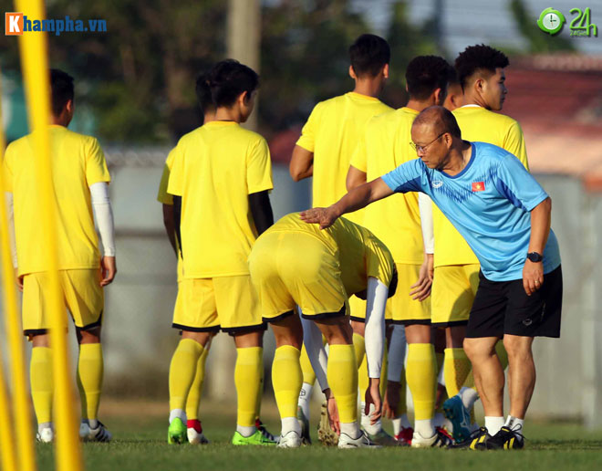 Nhà cầm quân người Hàn Quốc còn cho Tiến Linh "ăn đòn" trước khi bước vào buổi tập.