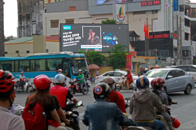 NhacCuaTui chơi lớn khi gửi lời cảm ơn đến 10 ca sĩ trên màn hình LED đường phố - 1