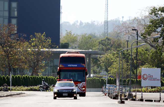 Ngay sau khi đáp chuyến bay từ Bangkok đến Buriram, đội tuyển U23 Việt Nam được xe cảnh sát dẫn đường về khách sạn Amari, cạnh sân vận động Chang Arena - địa điểm tổ chức 2 trận đấu bảng D của U23 Việt Nam trước U23 UAE và U23 Jordan