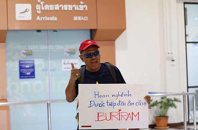 Phía trong sảnh, một cổ động viên Thái Lan có tên Somsak Taekhoksoong đã đi 40km để có mặt ở sân bay Buriram chào đón thầy trò HLV Park Hang Seo bằng một tấm bảng tiếng Việt có nội dung: "Hoan nghênh, được tiếp đãi ân cần, BURIRAM"