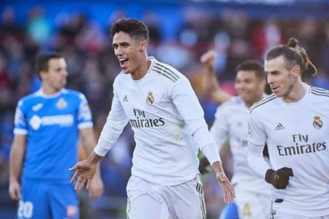 Varane ghi 2 bàn quan trọng cho Real Madrid trước Levante