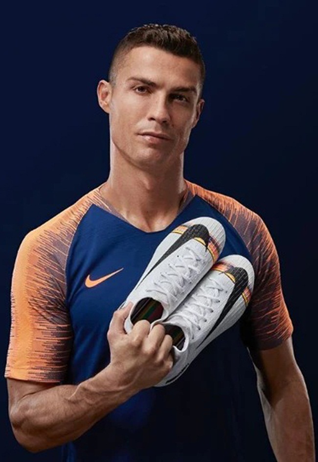 Tháng 9/2019, tờ Spiegel đưa tin,&nbsp;Cristiano Ronaldo&nbsp; được trả 14,7 triệu bảng/mùa để đại diện cho thương hiệu Nike trên toàn cầu.