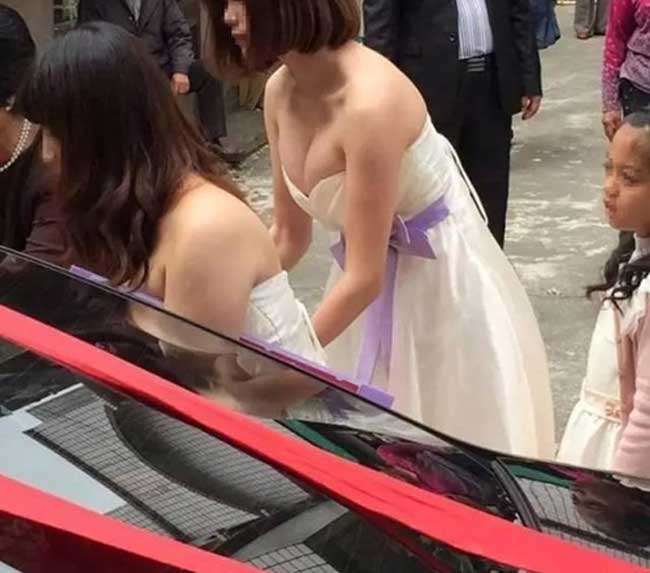 Tại Trung Quốc cũng có câu chuyện tương tự khi nàng phù dâu vừa mặc váy trắng vừa trễ ngực, khiến nhiều bình luận cho rằng họ "chẳng thấy cô dâu đâu".