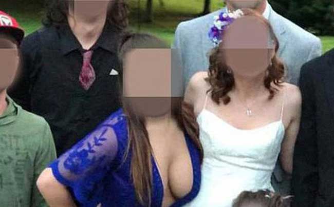 Thời trang đi đám cưới của vị khách này bị chê vô duyên, lấn át cô dâu bằng khoảng xẻ cổ sâu hút.