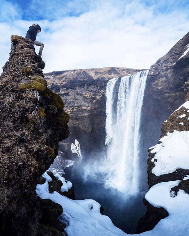 Iceland: Ngồi từ đỉnh một mỏm núi đá treo leo và ngắm toàn cảnh thác nước Seljalandsfoss một trong những thác nước ngoạn mục nhất Ireland.