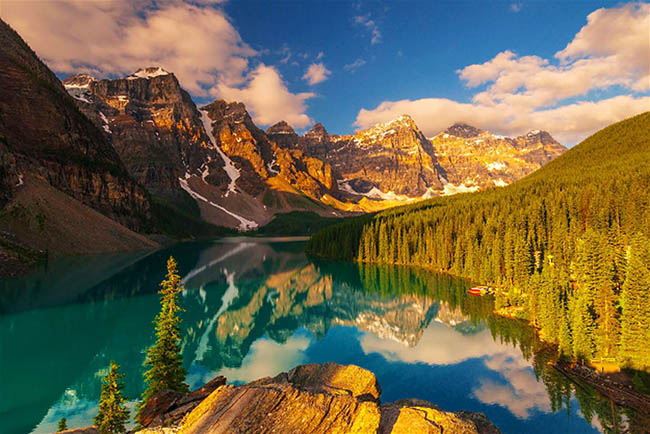 Canada: Phong cảnh tuyệt đẹp của Hồ Moraine và Thung lũng Ten Peakstrong Công viên Quốc gia Banff, Alberta, Canada.