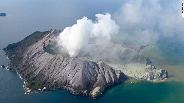 Những vụ nổ núi lửa khiến du lịch mạo hiểm càng trở nên nguy hiểm - 1