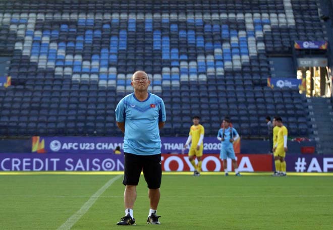 Trước khi buổi tập chiều ngày 7/1 của U23 Việt Nam diễn ra, thầy trò HLV Park Hang Seo có buổi đi dạo, tham quan sân vận động Chang Arena. Bởi U23 Việt Nam và các đội bóng khác ở bảng D sẽ không có buổi tập làm quen sân Chang Arena, theo quy định của AFC.