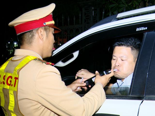 Uống rượu lái xe, 2 tài xế ở Ninh Bình bị phạt 35 triệu đồng