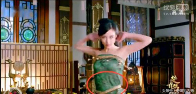 Trong một phân cảnh khác, bộ đồ ngủ của nhân vật nữ cũng bị fan soi ra điểm khác nhau.