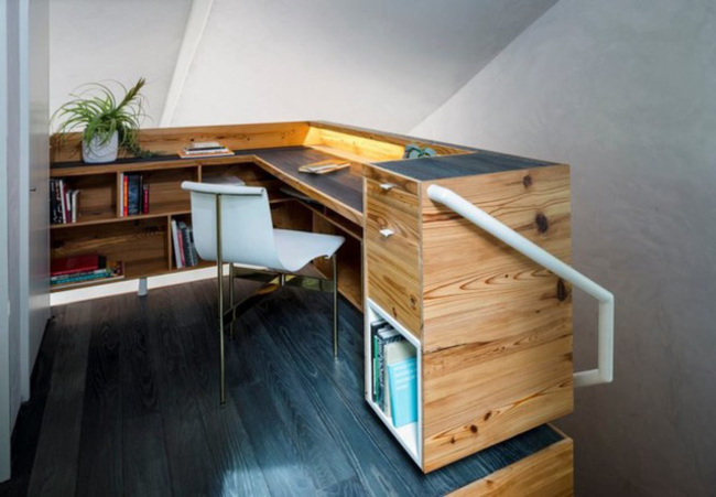 Với thiết kế tổ ong với nhiều đường chéo, khu vực cầu thang lên tầng 2 có thể tận dụng để kê được một chiếc bàn làm việc nhỏ nhưng ngăn nắp.